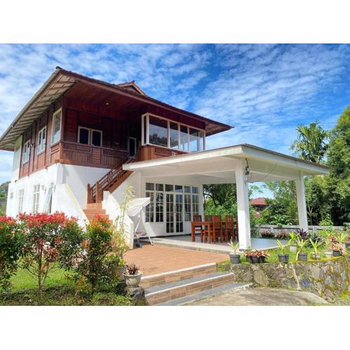 A Spacious Tropical 4 Bedrooms with Bathrooms Villa Marion Tomohon with the view of Gunung Lokon