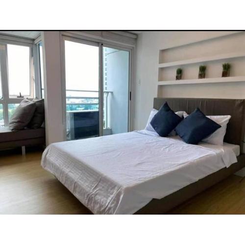 A2J Luxury 1BR BGC Balcony Suite Near BurgosCircle