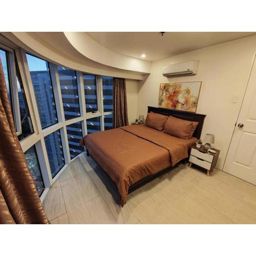 A2J Luxury 2BR Suite Near High Street BGC Taguig