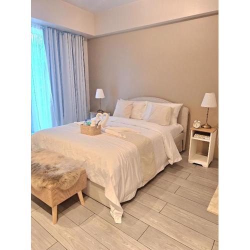 Across Manila Airport NAIA T3 Comfy Unit with Balcony