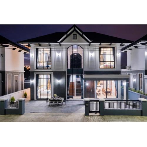 Ada poolvilla pattaya