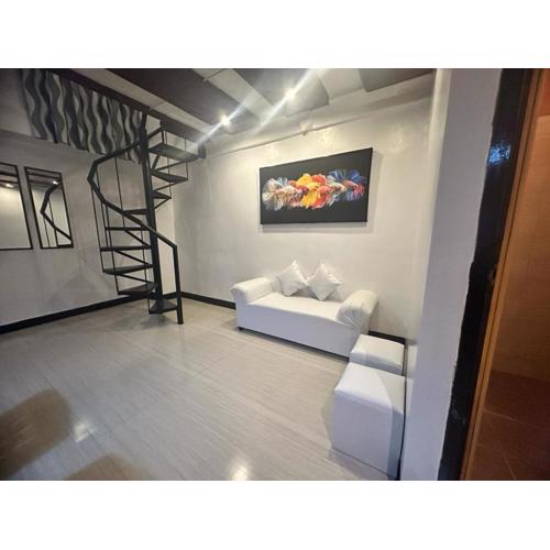 Adorable - 2B, Stunning Lounge