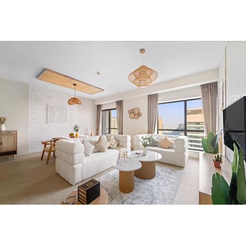 Aesthetic Beach Apartment , Sleeps 6, Pool, Gym & Waterfront Views