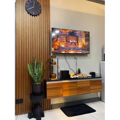 Affordable 2BR Near Airport with WiFi, Netflix and Pool