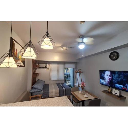 Affordable Condo in Makati w/ Wi-Fi, Netflix, Pool