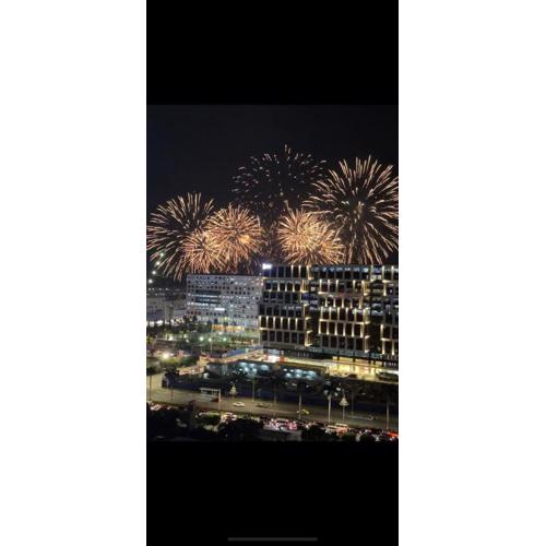 Affordable Condo staycation near MOA ,NAIA & Airport 4 GUESTS WIFI,NETFLIX,POOL