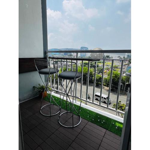 Aiza's Place with MOA View near NAIA