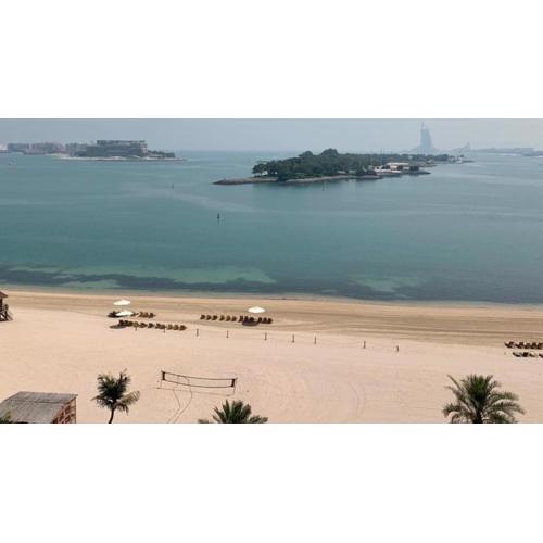 Al Dabas Beach Views, 3BD Sleeps 6, Beachfront Beach & Pool Access - DVH Holiday Homes