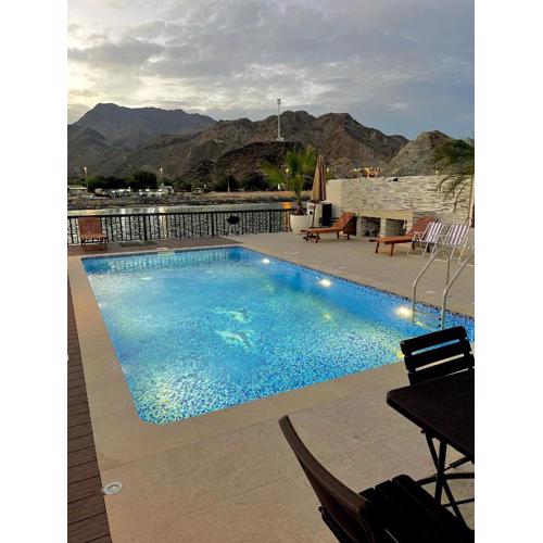 Al Dana Palma Villa - Luxury 4-bedroom villa with Heated Pool & Mountain Sea View