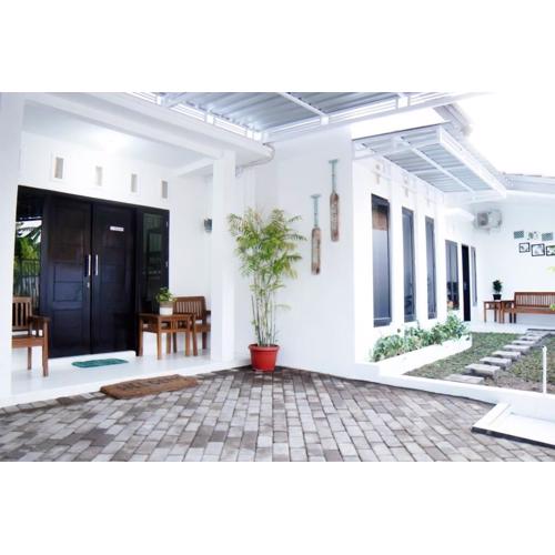 Almira Home Stay Banyuwangi Kota 3 Bedroom Syariah