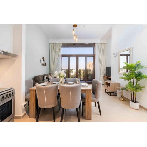 Almond Haven 2BR, 2 Bath Retreat in Town Square