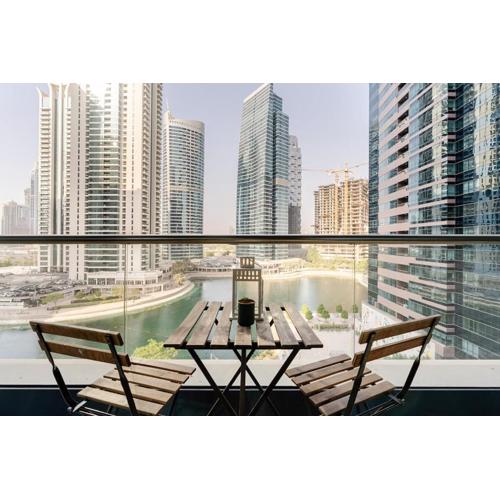 Amazing lake skyline view cozy apartment