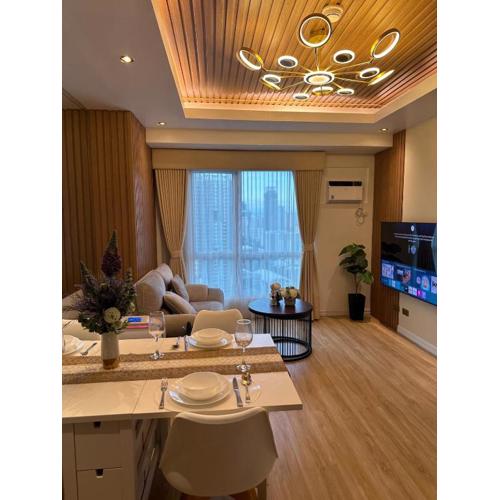 Amazing Sunrise View 2 Bed Room, QLED 65-Inch Samsung TV, Disney & Max, Max 5 Adult and 2 kids