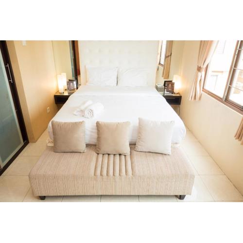 Antique 3BR at Grand Setiabudi Apartment By Travelio