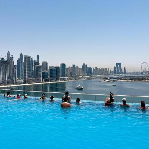 Apartment on Palm Jumeirah Beach Parking