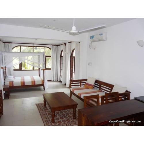 Apartment, pool, beach access nearby C221