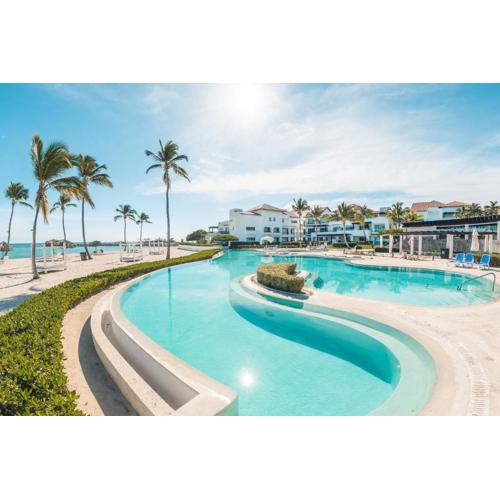 Apartment with pool and ocean view in Punta Palmera