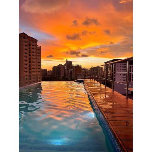 Apartmento en el corazón de la ciudad con piscina infinita y vista al mar