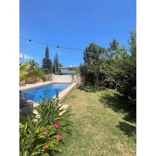 Appartement chaleureux avec jardin et piscine