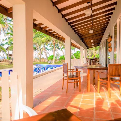 Arhimser Villa-superb 4 bedroom beachfront BB for 8 in Ranna, Tangalle, pool, 7 night stays free pick up, serviced, taxes included