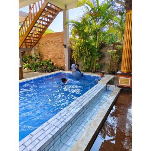 Arrys Watukarung Surfcamp