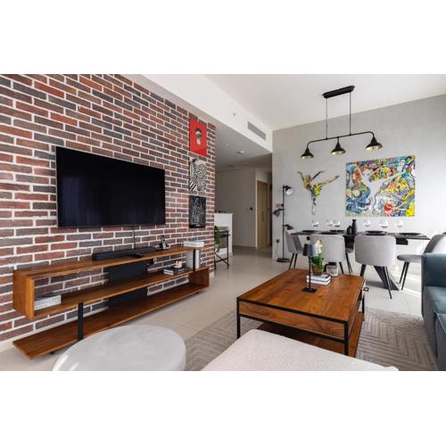 Arthouse Royale - 2BR with Burj Khalifa Views, Swimming Pool & Gym