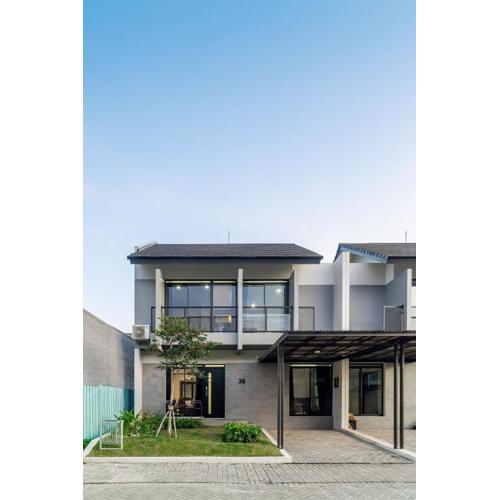 Arumnala with butler and Breakfast at KBP