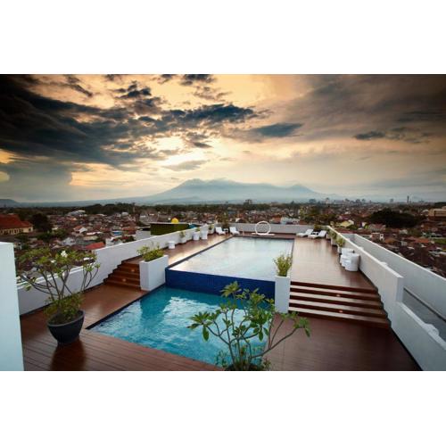 Ascent Hotel & Cafe Malang