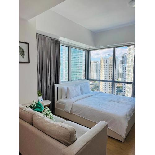 Avant at the Fort BGC with King Bed and Motorized Curtains & 65 in TV