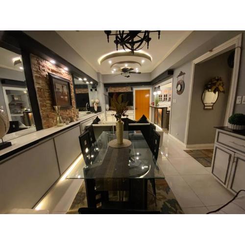 Awesome Eastwood Condo Suite!