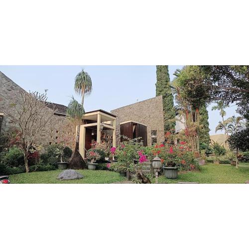 Azalea Villa's 9 Room