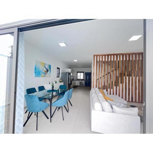 Azure 4 Bedrooms Haven Retreat: Where Tranquility Meets Turquoise Waters, Flic en Flac Mauritius