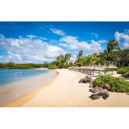 Azuri Ocean Village - Elegant 3-Bedroom Apartment with Private Garden, Beach & Pool Access in Roches Noires