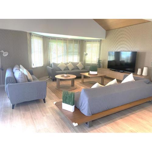 B89 3BR Hillside Seaview Escape