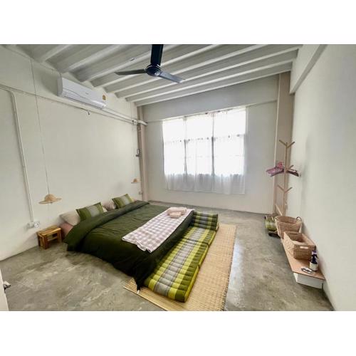 Baan KhaoSoi - Private room in a rooftop hostel 2nd floor