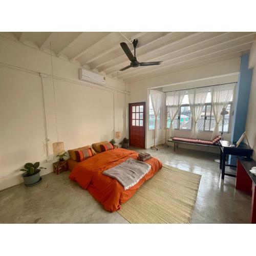 Baan KhaoSoi - Private room in a rooftop hostel 3rd floor