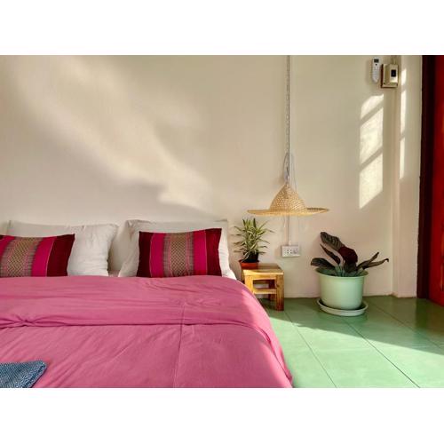 Baan KhaoSoi - Private room in a rooftop hostel 4th floor