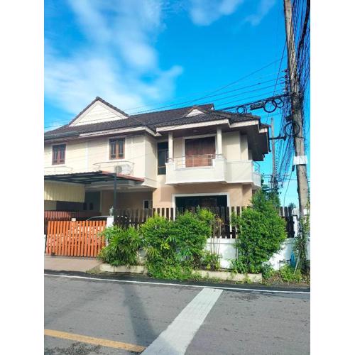 Baan Ratsada 3 bedrooms house with kitchen & high speed internet