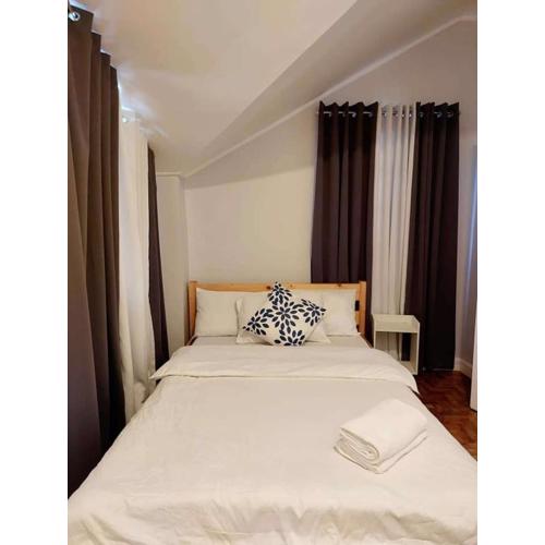 Baguio Transient House with Balcony and Sunset View by Dei Gratia