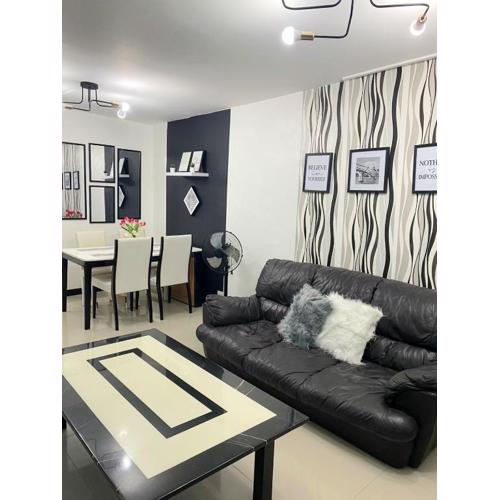 Balcony & 2BR TownHouse - near Clark Airport & Aqua Planet - TRP2