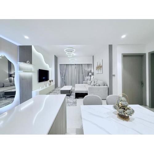 Balcony Bliss 1BR with City View Pool & Gym