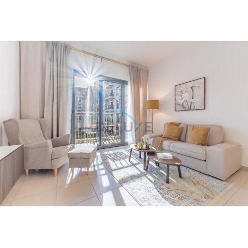 Balcony Overlooking the Swimming Pool, Just Minutes from the Park, Town Square Safi 1A, Al Yelayiss 2 by Deluxe Holiday Homes