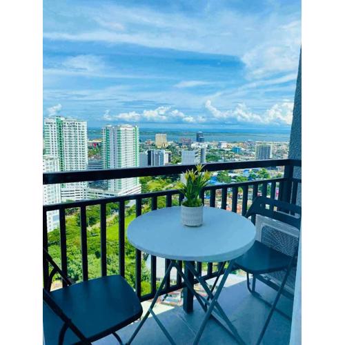 Balcony Studio Ayala with Ultra-Fast 400 Mbps WiFi