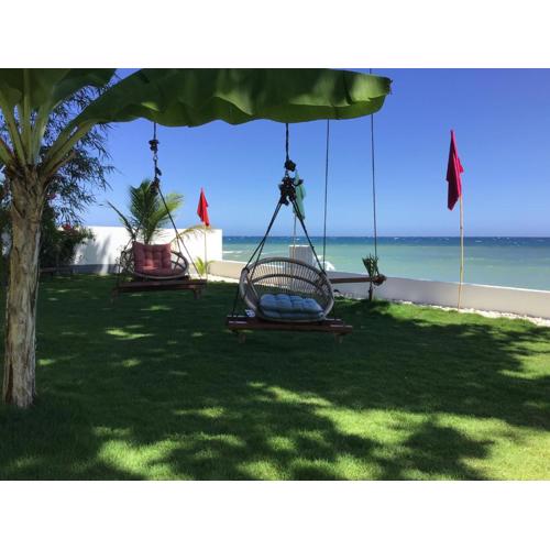 BambooBeachVilla1 AC New OCEANFRONT POOL sunsetview garden kitchen SATELLITE STARLINK WI-FI