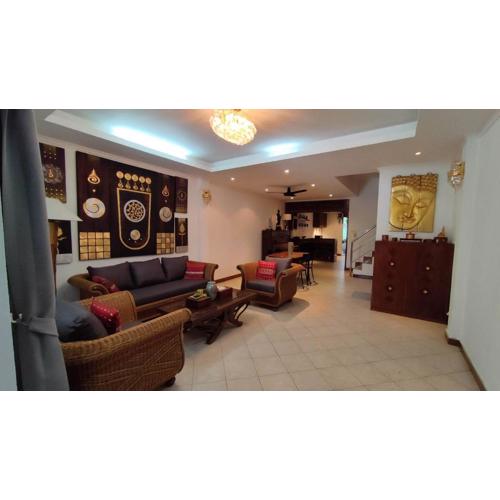 Bann Lawan 3 Bedrooms Villa in Prathumnak Jomtien