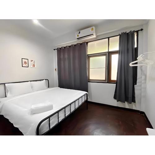 BAO San Chao Pho Suea เบา ศาลเจ้าพ่อเสือ - เสาชิงช้า