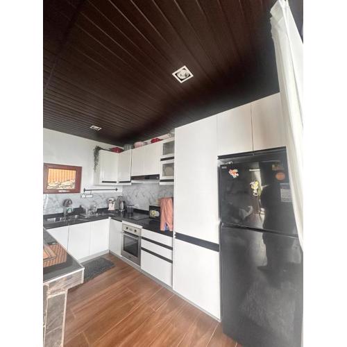 Barney's Pointe Beach House, Batangas City