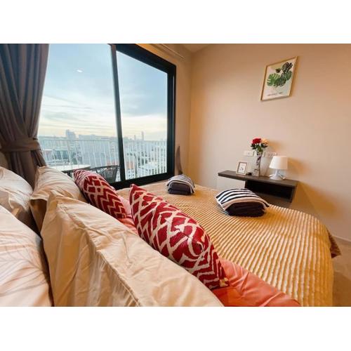 BASE Central PATTAYA Long Balcony King-Bed with Infinity Pool & Free Netflix!
