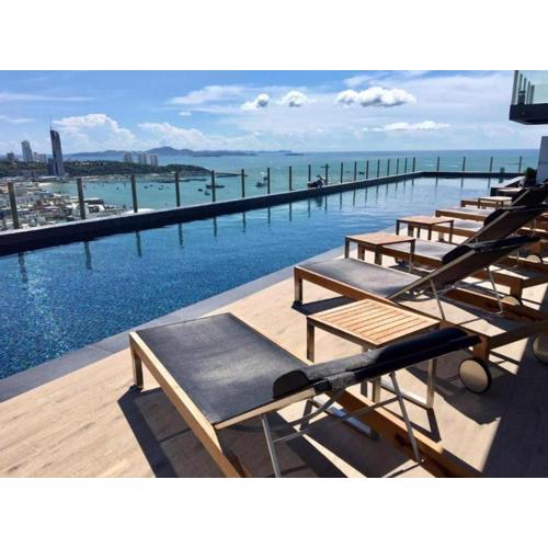 BASE Central PATTAYA Quiet King-Bed with Infinity Pool & Free Netflix