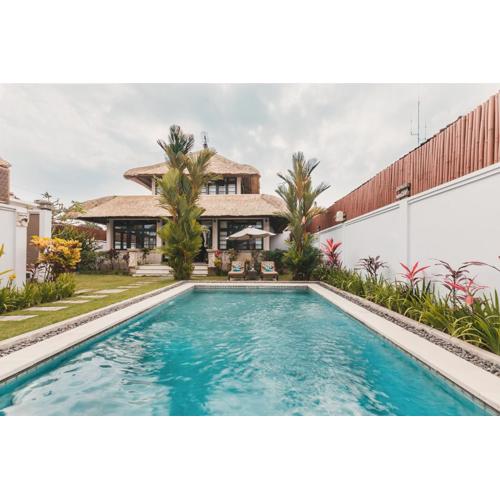 Batik villa 3 BR 3 min walk to beach with breakfast, assistent villa, pick up from airport, assistent villa and full services
